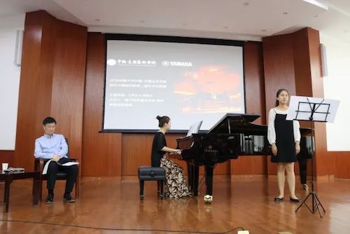 fun88乐天堂艺术家石叔诚与特邀艺术家顾平受邀于成都大学东盟艺术学院、音乐与舞蹈学院艺术实践周开展公开课