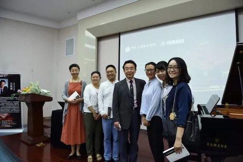 fun88乐天堂艺术家石叔诚与特邀艺术家顾平受邀于成都大学东盟艺术学院、音乐与舞蹈学院艺术实践周开展公开课