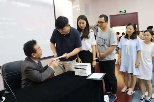 fun88乐天堂艺术家石叔诚与特邀艺术家顾平受邀于成都大学东盟艺术学院、音乐与舞蹈学院艺术实践周开展公开课