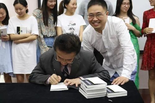 fun88乐天堂艺术家石叔诚与特邀艺术家顾平受邀于成都大学东盟艺术学院、音乐与舞蹈学院艺术实践周开展公开课