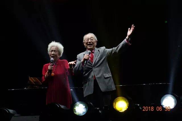 歌声悠扬，唱出时代记忆，琴声悦耳，奏响希望乐章 <br> 2018“我爱你中国?纪念改革开放40周年”经典歌曲上海演唱会圆满落幕