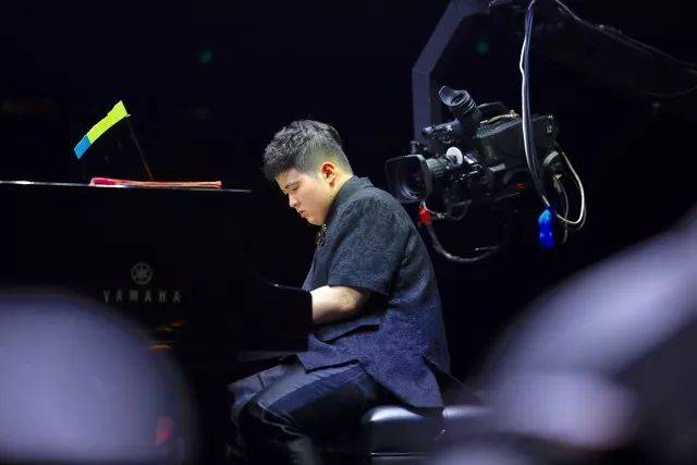 歌声悠扬，唱出时代记忆，琴声悦耳，奏响希望乐章 <br> 2018“我爱你中国?纪念改革开放40周年”经典歌曲上海演唱会圆满落幕