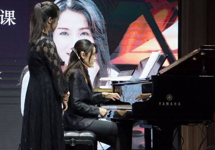 科技推动音乐教育创新，张希教授《古典主义时期钢琴奏鸣曲的演绎》公开课圆满成功