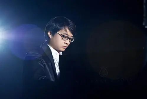宋思衡的“宅抗疫” | 挑战主播、筹集口罩、闭关作曲，这位取消了20场演出的钢琴家原来这么忙！
